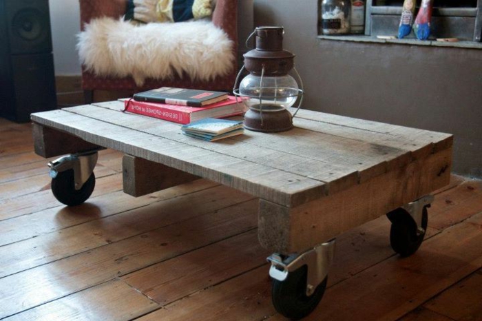 pequeña mesa de madera, mesa de palets con ruedas grandes para el salón, lámpara vieja encima 