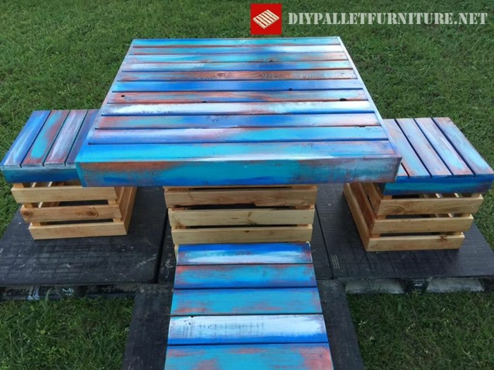 mesas con palets, mesa pintada de azul con toques blancos, cuadrada con cuatro sillas cuadradas