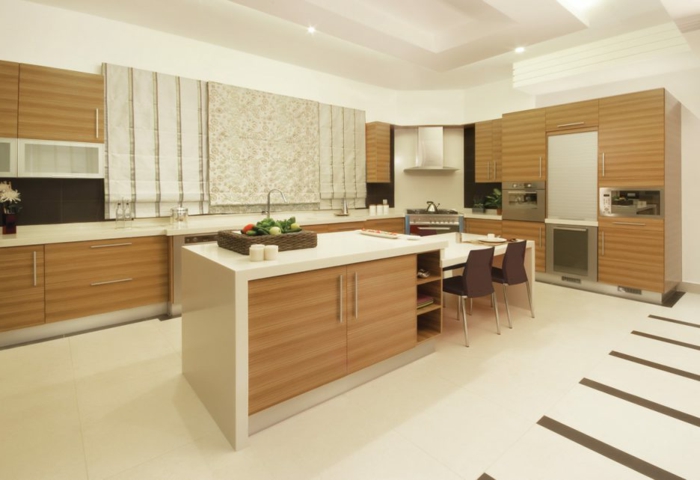 decoracion de cocina de estilo americano con colores marrones y blancos con suelo de azulejos