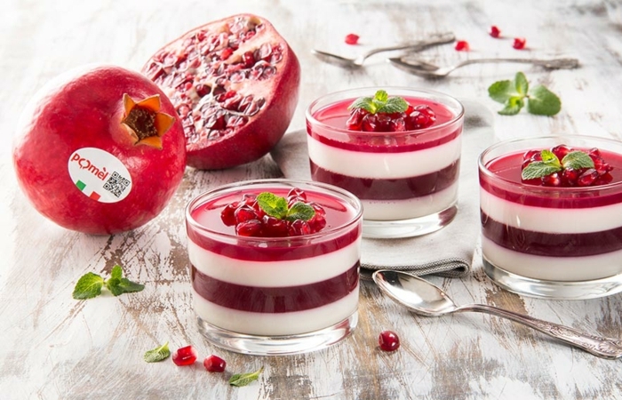 recetas de postres faciles y rapidos, postre de panna cota en vasos con gelatina de pomegranate