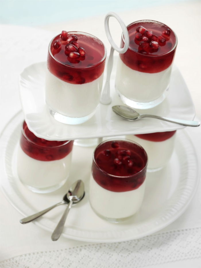 recetas de postres faciles y rapidos, vasos de postre con crema de lecha y gelatina de pomegranate