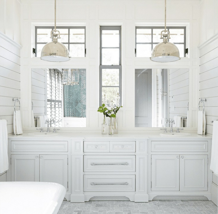 decoracion cuartos de baño elegante en blanco, espacio decorado en blanco con azulejos en blanco y gris 