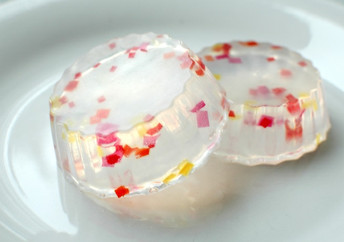 jabon de glicerina artesanal de una forma origina, jabón transparente con pequeñas partículas decorativas 