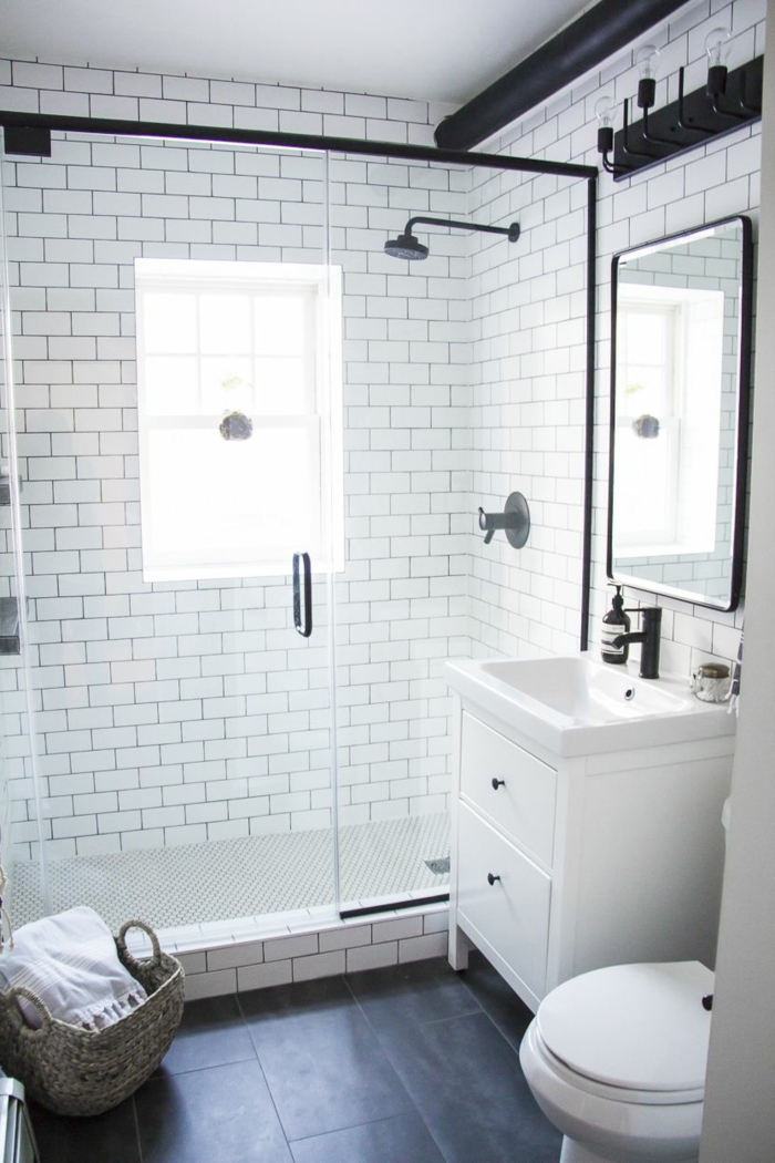 aseos pequeños en estilo moderno, baños blanco y negro tendencias 2018, detalles decorativos de mimbre 