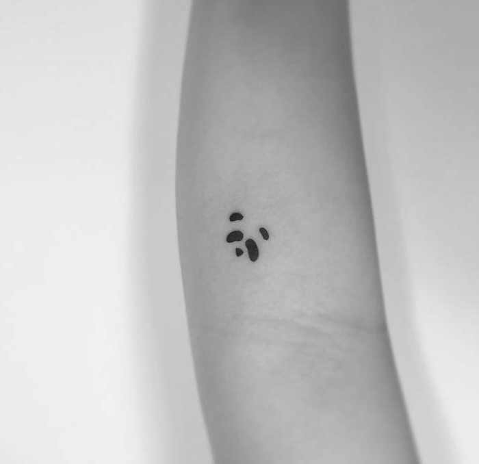 ejemplos de tatuajes en el brazo pequeños, pequeño tatuaje dibujo de cabeza de panda en el brazo 