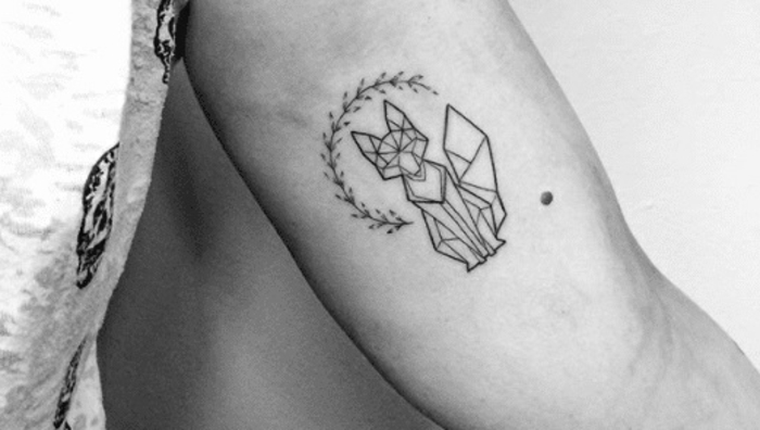 tattoos pequeños geometricos con animales, pequeños zorro diseño geometricos, hojas laureles 