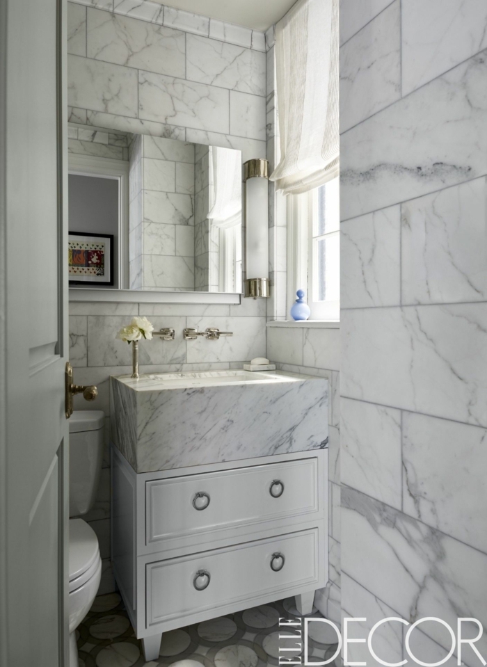 aseos pequeños de mármol con baldosas en blanco y gris, decoración de baños tendencias 2018