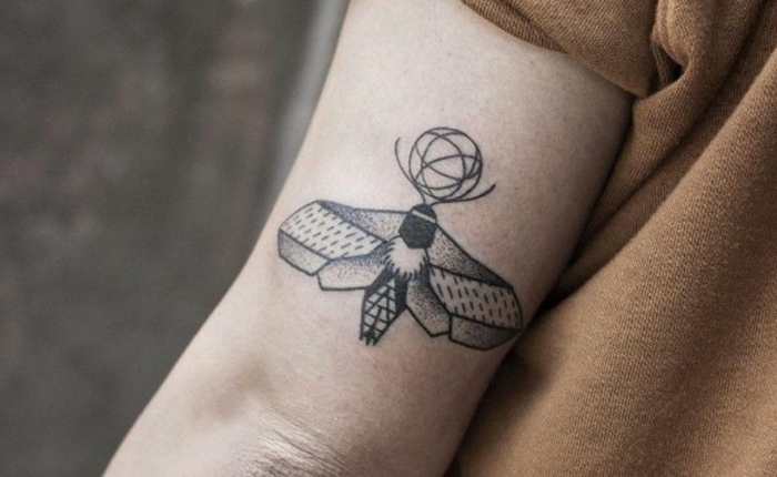 tattoos pequeños geometricos con significado, pequeño insecto tatuado en el brazo, tattoos geometricos para hombres y mujeres