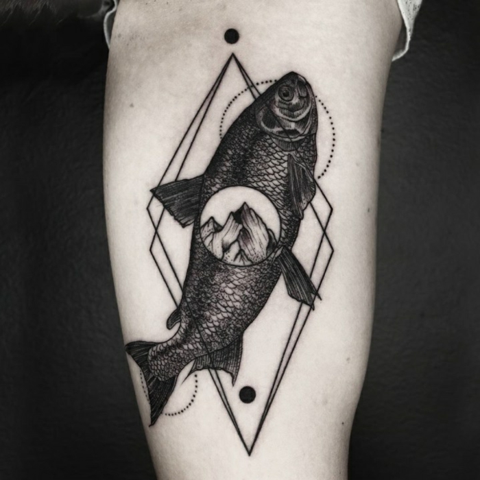 tatuajes simbolicos con elementos geometricos, grande pez con círculo y dos rombos, tatuaje en el antebrazo 