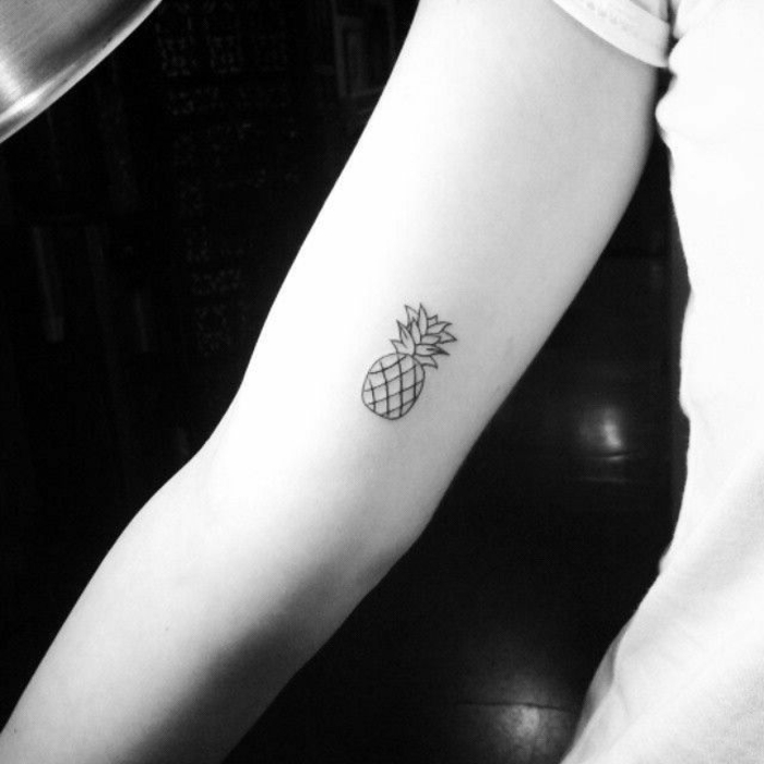 originales ideas de tatuajes en el brazo pequeños, tatuaje minimalista con una piña tatuado en el brazo 