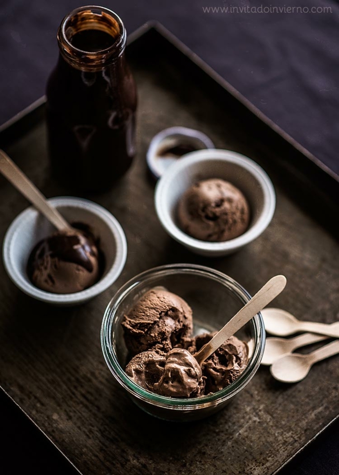 bolas de helado de chocolate on cucharras de madera, postres faciles para impresionar