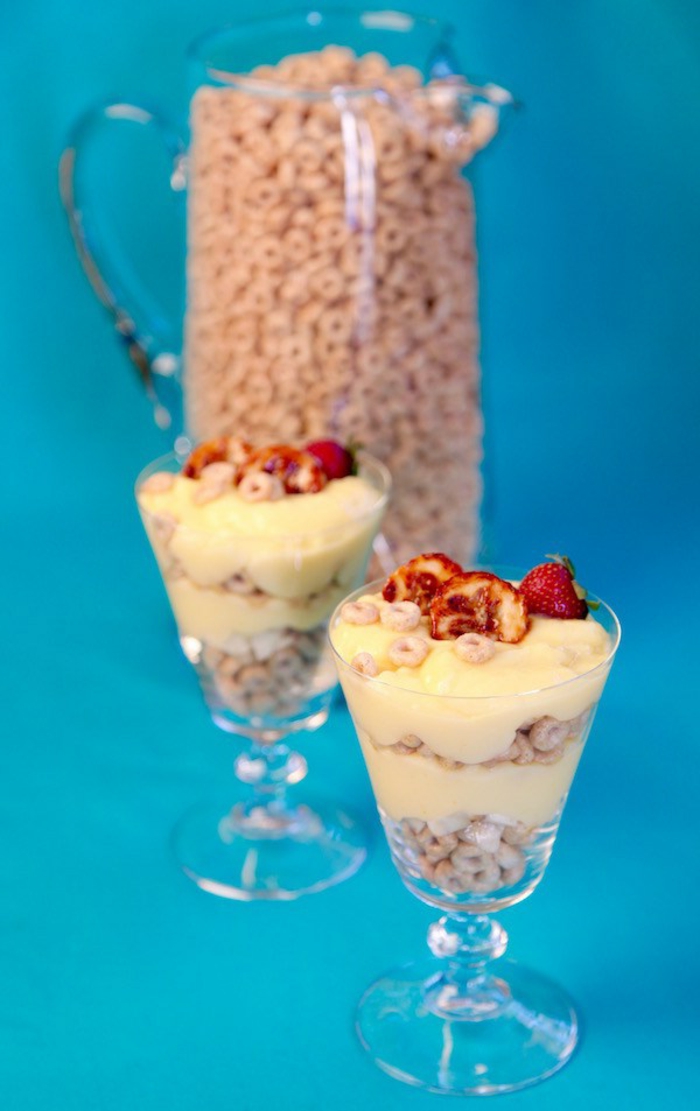 recetas de postres faciles y rapidos, vasos con cereales cheerios con crema de vainilla y fresas de decoracion