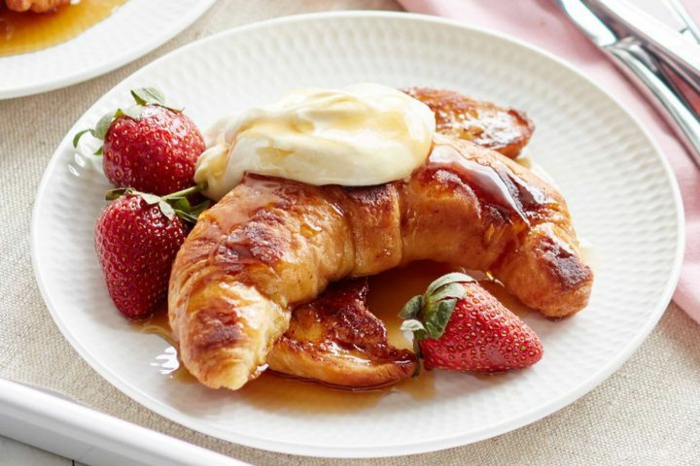 recetas de postres faciles y rapidos, croissant con mantequilla decorado con nata y frutas de fresas