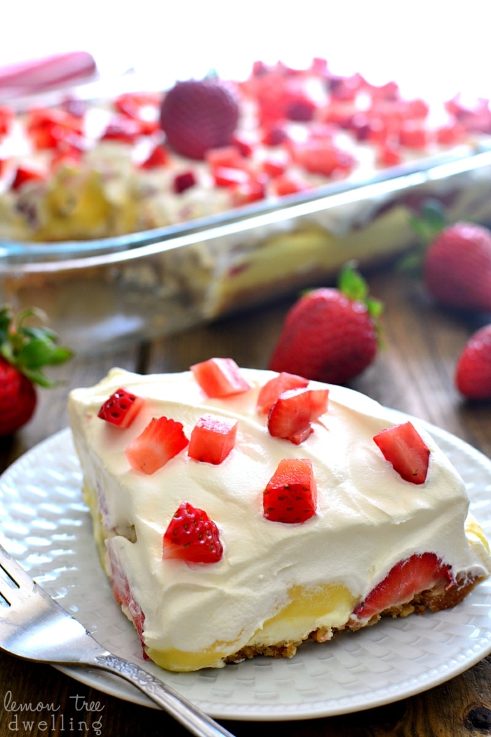 recetas de postres faciles y rapidos, tarta con nata y trozos de frutas de piña y fresas en plato blanco