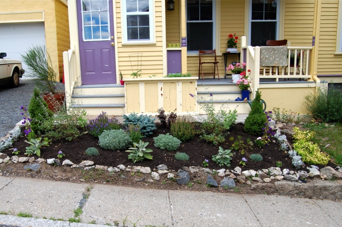 decoracion de jardines pequeños con arbustos pequeños y plantas suculentas, cómo maximizar el espacio en tu jardín