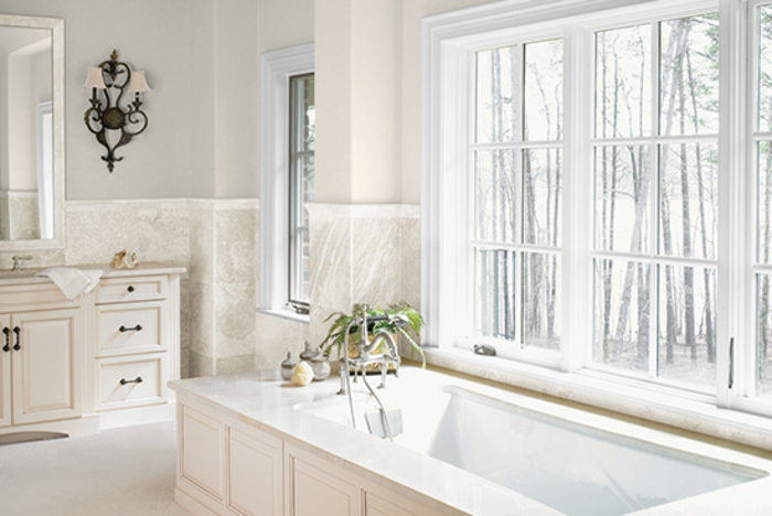 cuartos de baño fotos, baño vintage con bañera clásica, decoración en beige, color crema y gris claro 