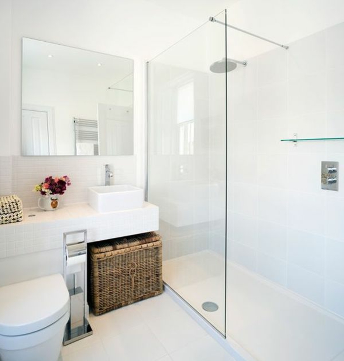 aseos pequeños decorados en blanco en estilo moderno minimalista, grande espejo y cabina de ducha