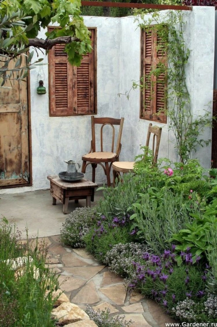decoracion de jardines pequeños en estilo mediterráneo, muebles de madera efecto desgastado 