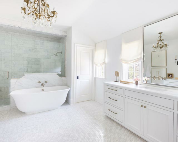 precioso baño de tamaño grande con bonita bañera y paredes en verde claro, decoracion cuartos de baño vintage 