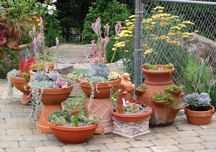bonita decoración con macetas de arcilla, plantas suculentas, ingeniosas ideas para un jardín pequeño 