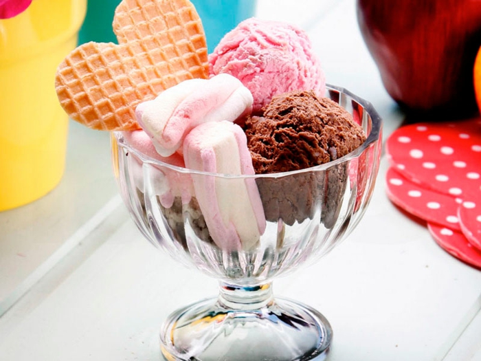 recetas de postres faciles y rapidos, copa con bolas de helado de fresa y chocolate con galleta de corazon