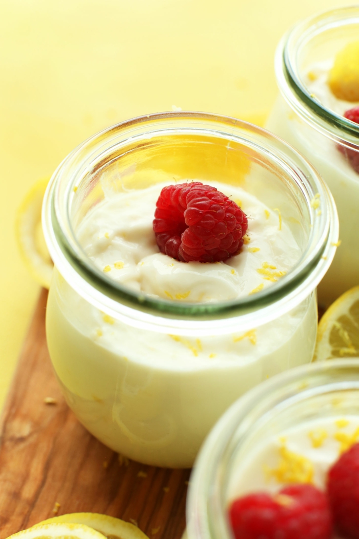 crema de limon con cuajada y decorada con frambuesa en tarro de yogurt, postres frios de hacer en casa