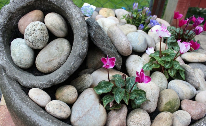 decoración para el patio y el jardín, preciosa rocalla con flores, ideas de diseño de espacios exteriores 