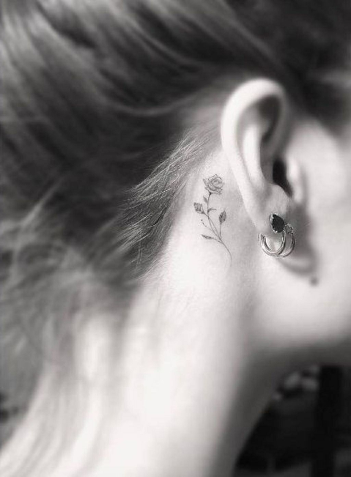 tatuajes pequeños con significado detrás de la oreja, diseño delicado y bonito con una rosa 