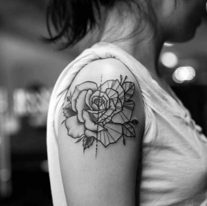 tatuajes de lineas geométricas, grande rosa tatuada en el hombro de dos partes, tatuaje geometrico mujer