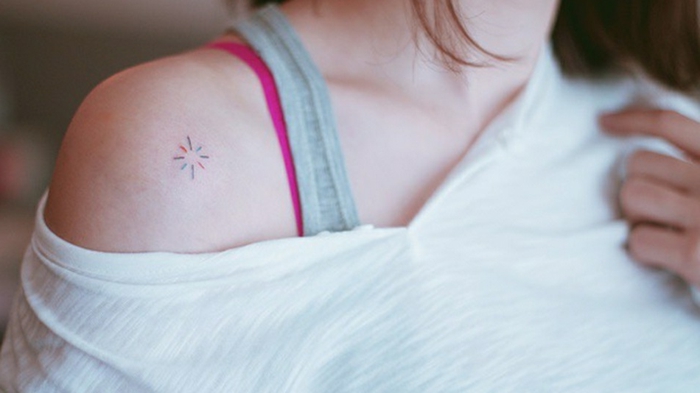 tatuejas discretos en el hombro, pequeño detalle en colores, ideas de tatuajes minimalistas 2018 