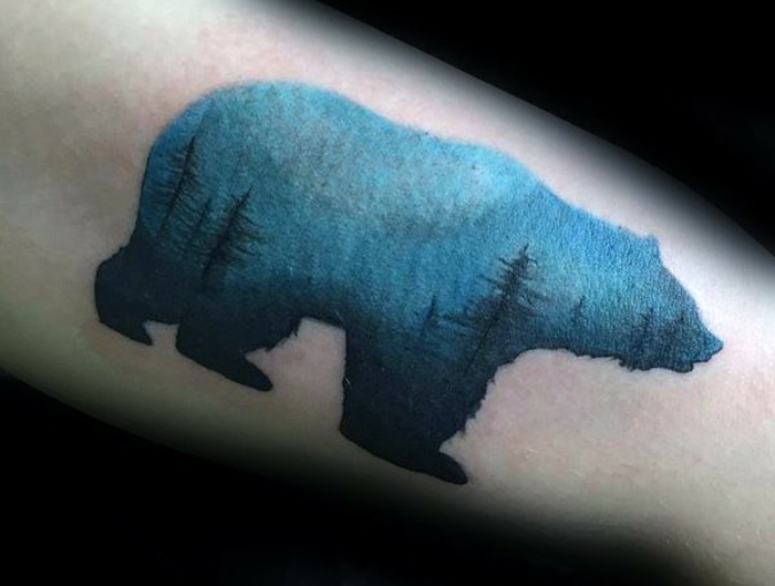 dibujo de oso en azul con árboles, tatuajes familia simbolos, ideas originales diseños de tatuajes 2018 