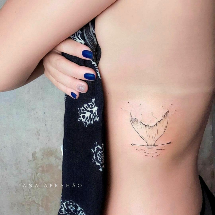 diseño super original tatuajes costado mujer, ideas de tatuajes con significado simbolico para mujeres 