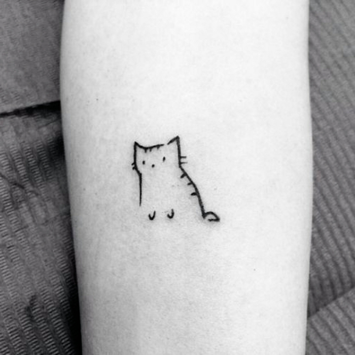 tatuejas discretos y minimalistas, últimas tendencias en los tatuajes 2018, pequeño gato tatuado en el antebrazo 