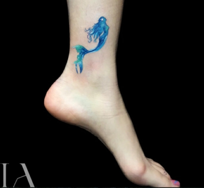 diseño bonito de tatuajes, tatuaje sirena en color azul tatuado en la pantorilla, ideas para tatuajesoriginales 