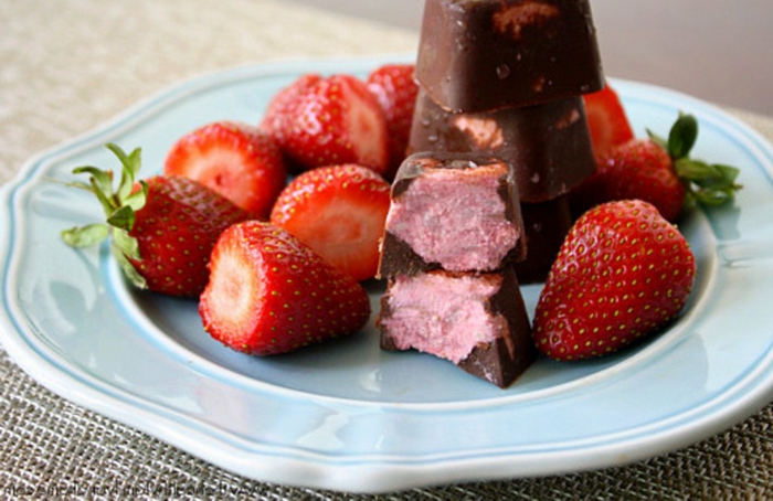 recetas de postres faciles y rapidos, tapas de helado de fresas con glaseado de chocolate y frutos de fresas