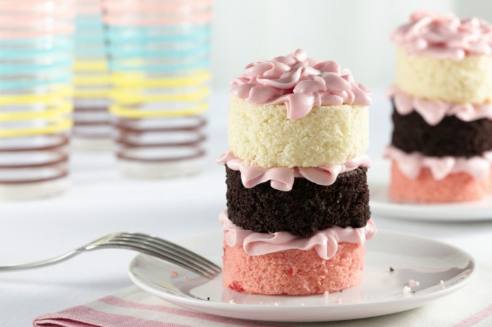 recetas de postres faciles y rapidos, pastel pequeño con molde de diferentes colores y glaseado rosa