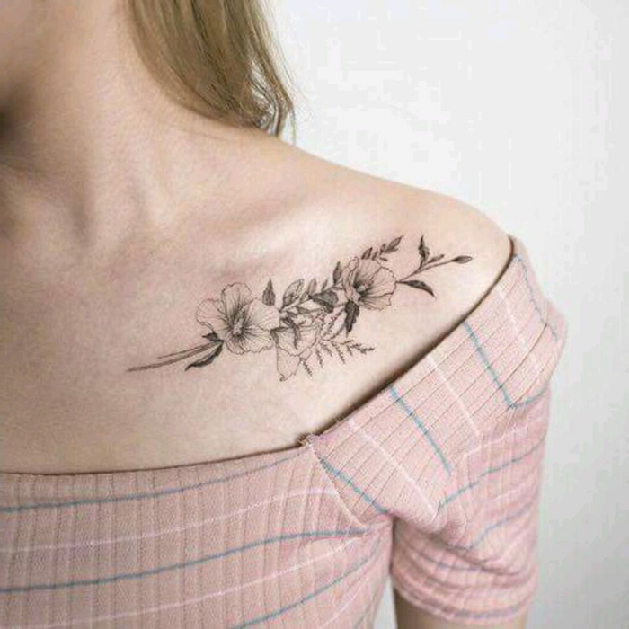 precioso motivos florales tatuados en el hombro, tatuejas discretos con flores, ideas para mujeres 