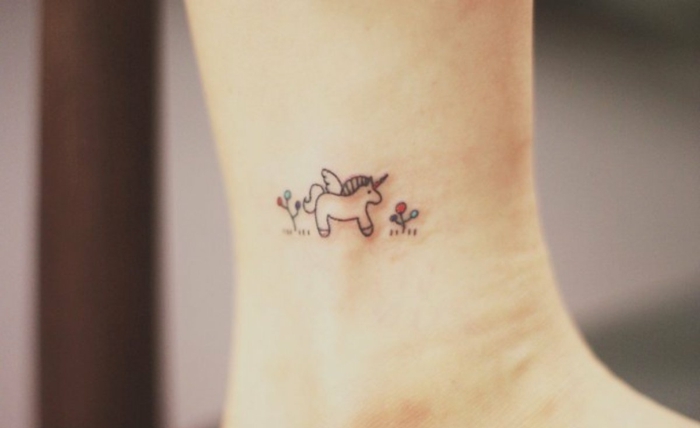 precioso ejemplos de tatuajas discretos en la pantorrilla, unicornio de encanto, tatuajes super pequeños