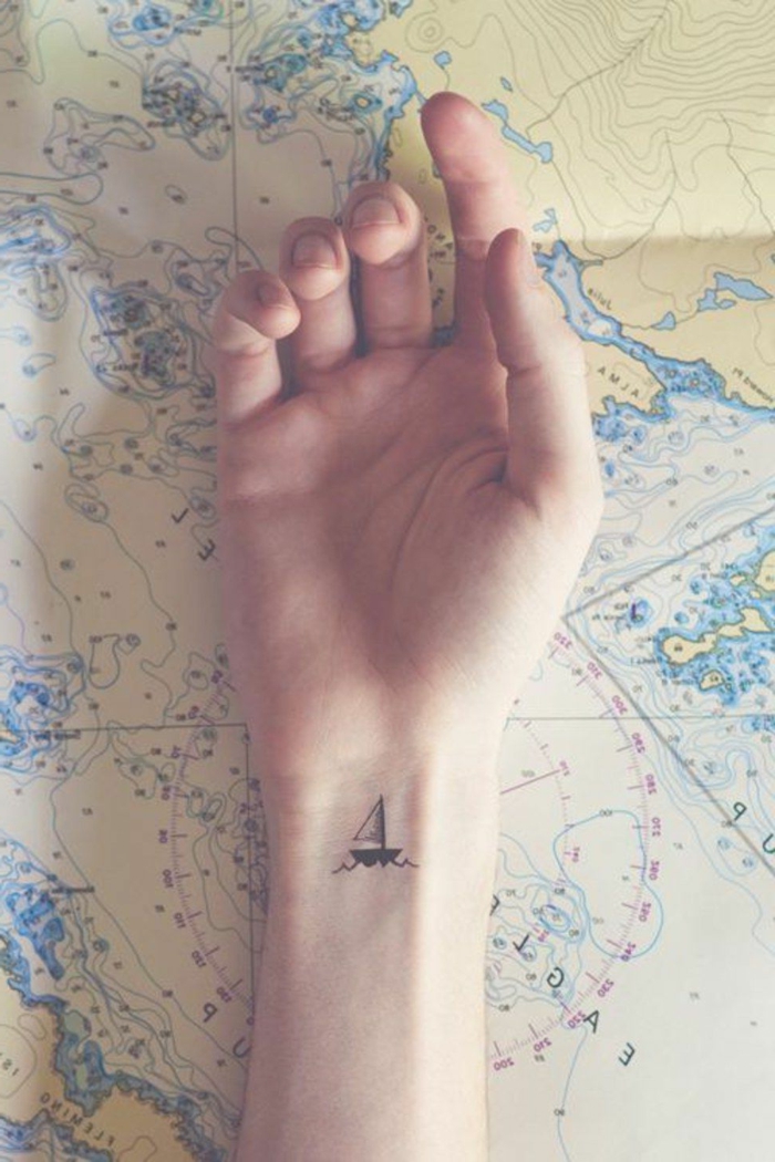 tatuajes para dos ideas, tatuaje minimalista en la muñeca, dibujo de barco en negro, tatuajes con mensaje 