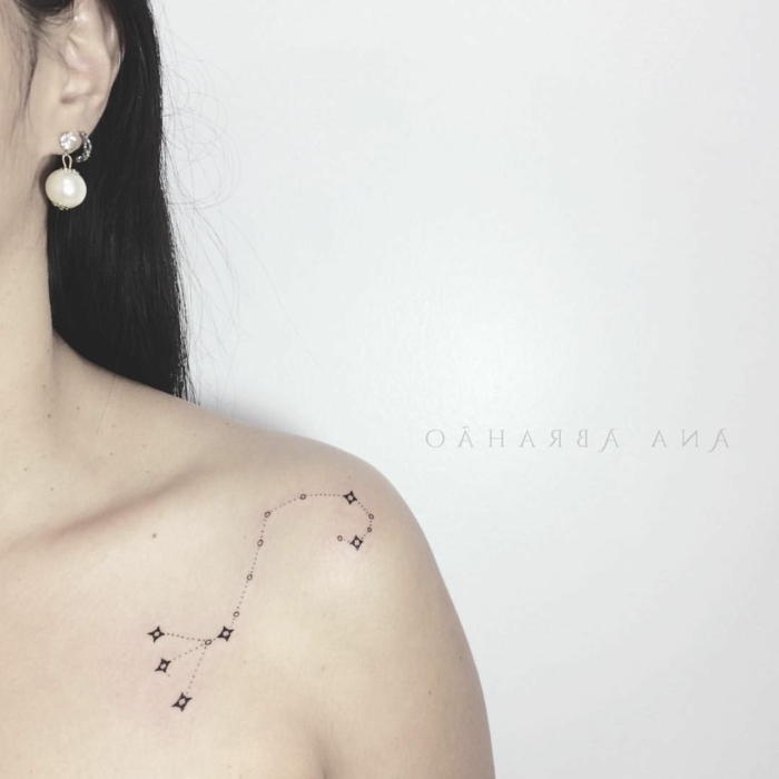 ideas de tatuajes simbolicos para mujeres, tatuajes con signos zodiacos, tattoo en el hombro 