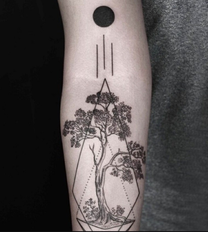 diseño original tatuaje circulo y rombo con dibujo de árbol, ideas de tatuaje con significado escondido 