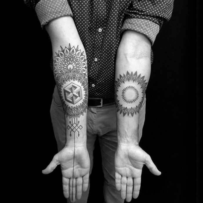tatuajes de lineas originales con símbolos, flores y ornamentos, ideas tatuaje antebrazo hombre 