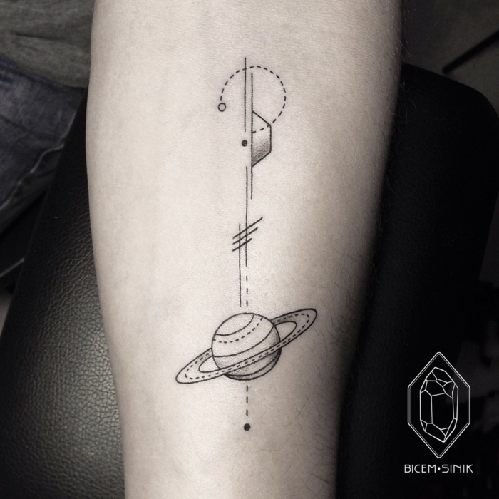 tatuajes de lineas geométricas en el brazo, planetas, ideas de tatuajes simbolicos para hombres y mujeres 