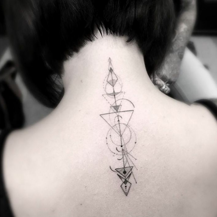 bonita idea tatuaje en la espalda con muchos simbolos, triangulos y otros elementos geométricos 