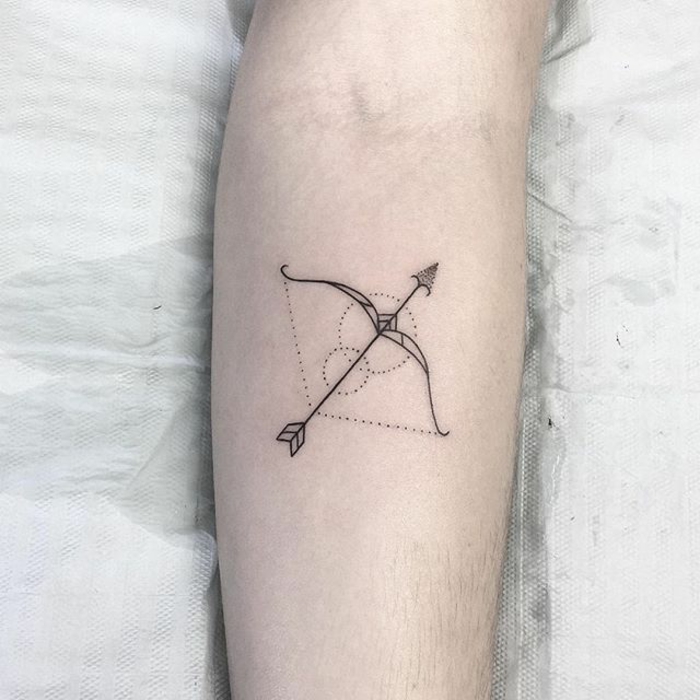 ideas para tatuajes modernos con mensaje, tatuaje antebrazo hombre con flecha, tendencias tatuajes 2018 