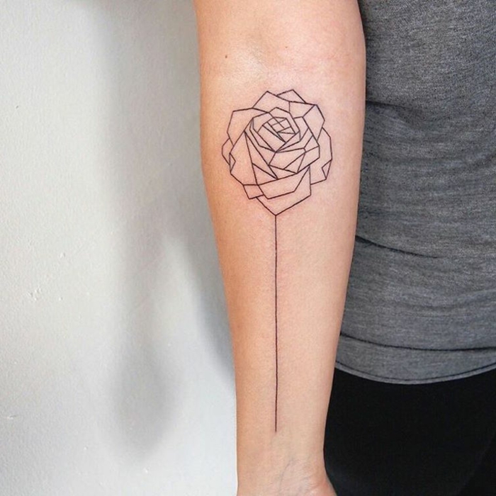 rosa geométrica tatuada en el antebrazo, tatuajes con triangulos, significado del tatuaje de la rosa 