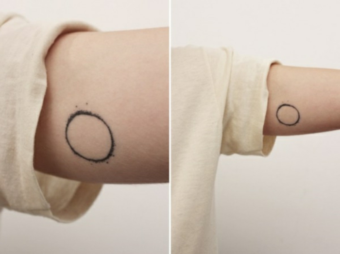 ideas de encanto tatuaje geométrico en el antebrazo, diseños tatuajes discretos con mensaje 