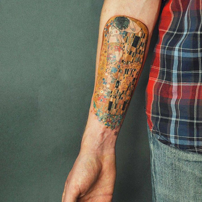tatuajes con obras de arte, ideas de tatuajes para dos, el beso de Gustav Klimt tatuada en el antebrazo 