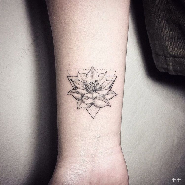 precioso tatuaje con dibujo de loto en el brazo, loto en triángulo, símbolo aire, pureza, belleza 