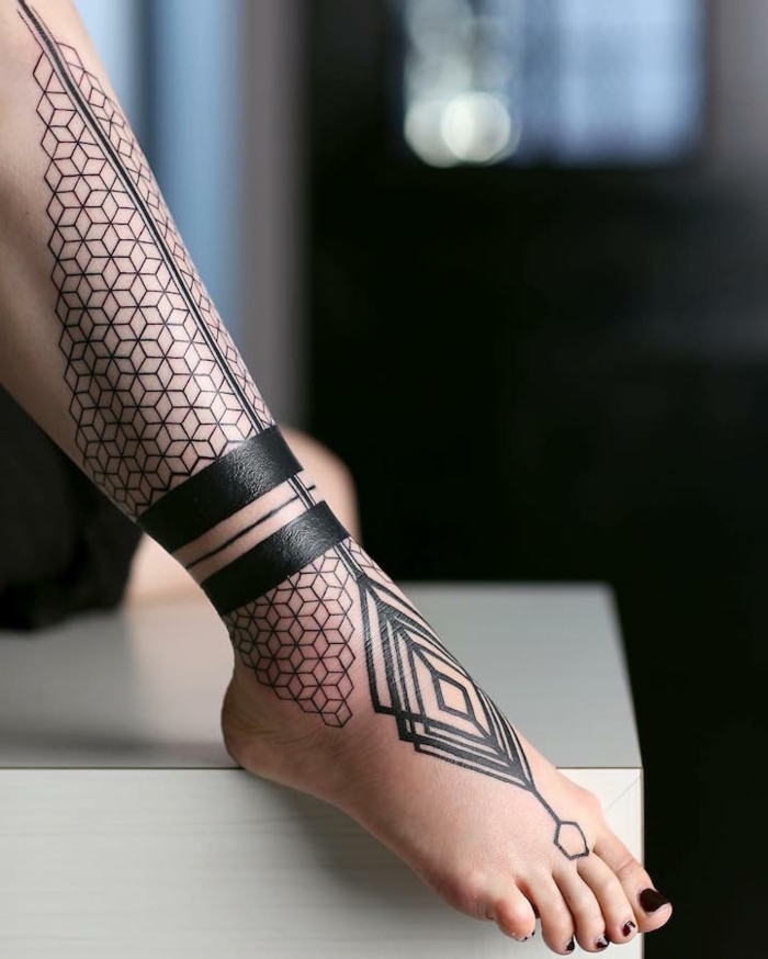 simbolo triangulo tatuado en la pierna, grande tatuaje geométrico con muchos hexágonos 